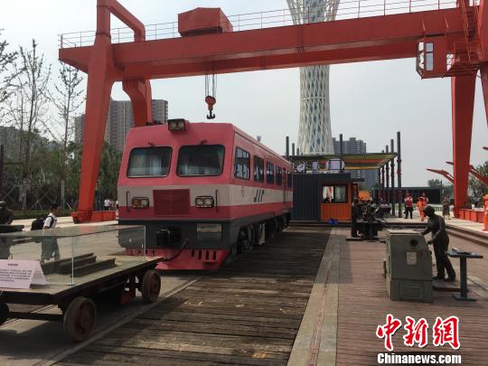 公園內(nèi)的火車車廂與貨場(chǎng)龍門吊等工業(yè)遺跡?！「呒t超 攝