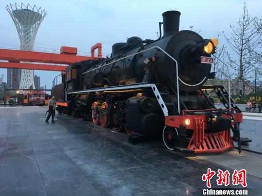公園內(nèi)保留布置了蒸汽時(shí)代火車頭?！「呒t超 攝