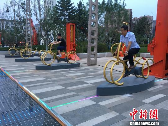 市民使用公園內(nèi)的健身設(shè)施?！「呒t超 攝