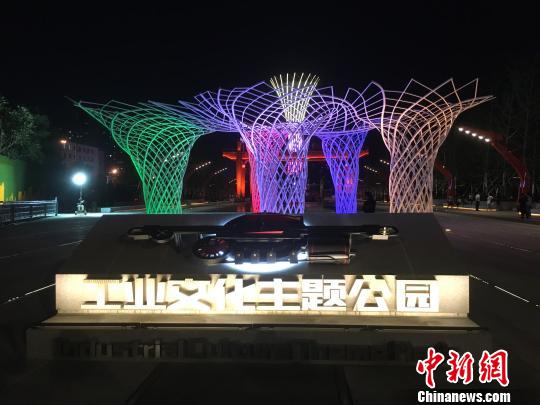 夜晚，奧運(yùn)“五色樹”的燈光?！「呒t超 攝