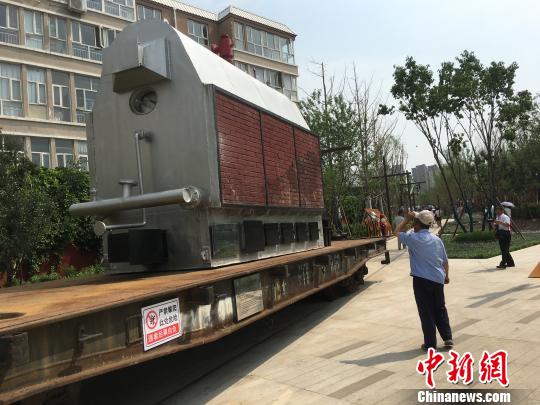 公園內(nèi)陳列著臥式蒸汽鍋爐等工業(yè)產(chǎn)品?！「呒t超 攝