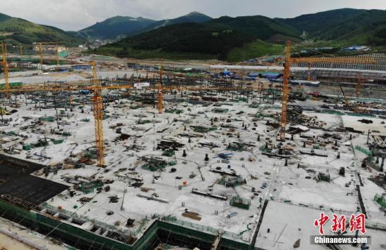6月28日，航拍鏡頭下的河北張家口冬奧會(huì)太子城冰雪小鎮(zhèn)項(xiàng)目。太子城冰雪小鎮(zhèn)項(xiàng)目位于2022年冬奧會(huì)張家口賽區(qū)核心區(qū)，連接張家口賽區(qū)云頂和古楊樹兩個(gè)競賽場館群，建成后將承擔(dān)賽時(shí)核心區(qū)配套保障功能，提供冬奧頒獎(jiǎng)、貴賓接待、交通換乘、休閑娛樂等服務(wù)，賽后將成為一座國際化四季度假小鎮(zhèn)。 中新社記者 楊艷敏 攝