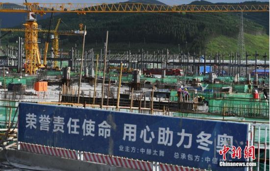 6月28日，河北張家口冬奧會(huì)太子城冰雪小鎮(zhèn)項(xiàng)目現(xiàn)場。太子城冰雪小鎮(zhèn)項(xiàng)目位于2022年冬奧會(huì)張家口賽區(qū)核心區(qū)，連接張家口賽區(qū)云頂和古楊樹兩個(gè)競賽場館群，建成后將承擔(dān)賽時(shí)核心區(qū)配套保障功能，提供冬奧頒獎(jiǎng)、貴賓接待、交通換乘、休閑娛樂等服務(wù)，賽后將成為一座國際化四季度假小鎮(zhèn)。 中新社記者 楊艷敏 攝