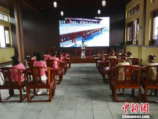 學(xué)生們?cè)诖笤瓡?shū)院誦讀國(guó)學(xué)經(jīng)典?！⊥貔i 攝
