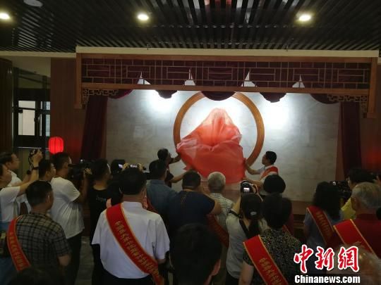 為董子石像揭幕?！⊥貔i 攝