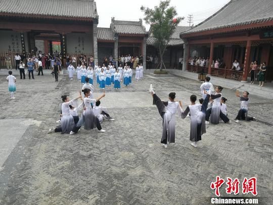 誦讀國(guó)學(xué)經(jīng)典展演?！⊥貔i 攝