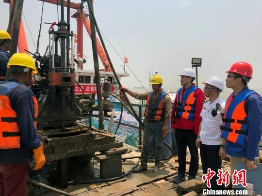 圖為勘察設(shè)計人員與常熟海事局執(zhí)法船在現(xiàn)場配合鉆探施工?！∥赫?攝