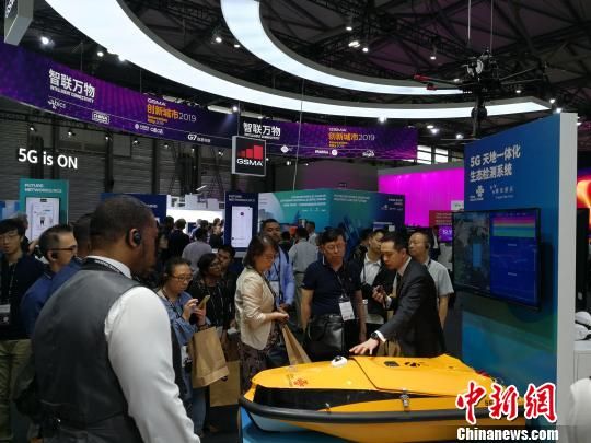圖為現(xiàn)場人員講解5G“天地一體化”生態(tài)檢測系統(tǒng)?！∪伟厮?攝
