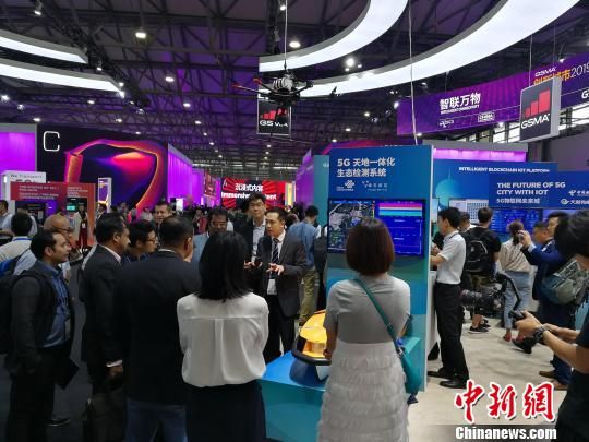 雄安新區(qū)展臺吸引不少眾多觀眾駐足關(guān)注?！∪伟厮?攝