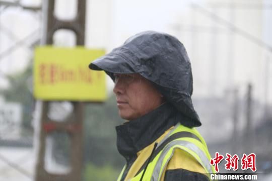 蘭州西工務(wù)段蘭州線路車間防護員雨中巡查?！⊥豕廨x 攝