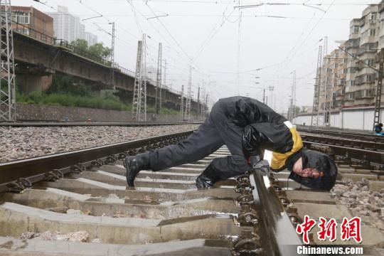 蘭州西工務(wù)段蘭州線路車間職工檢查線路幾何尺寸?！⊥豕廨x 攝