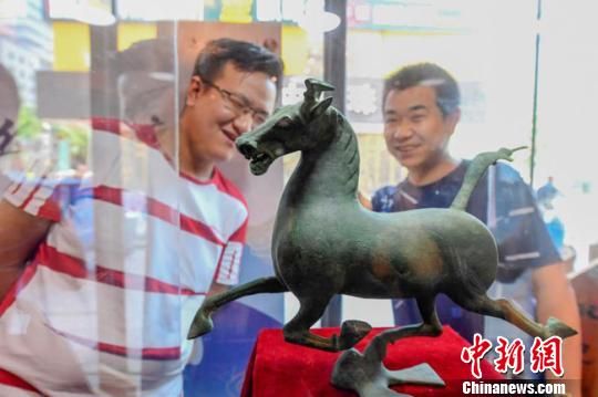 甘肅省博物館將榮登《國家寶藏》的文物銅奔馬和人頭形器口彩陶瓶搬到了絲路如意餐廳，讓顧客在餐廳內(nèi)就能近距離的和文物面對面?！＄娦?攝