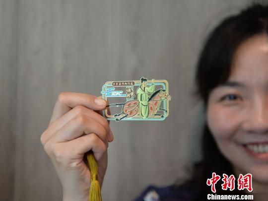 絲路主題餐廳內(nèi)推出的文創(chuàng)產(chǎn)品?！＄娦?攝