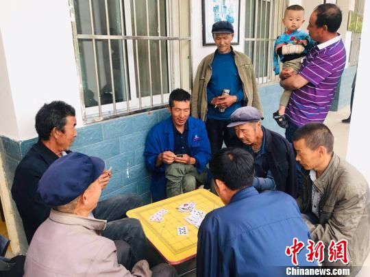 圖為老年人“興趣驛站”中的棋牌組?！“瑧c龍 攝