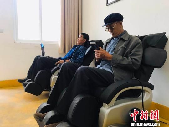 袁家壩村老年人使用按摩椅?！“瑧c龍 攝