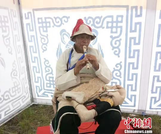 圖為瑪曲縣非遺彈唱藝術(shù)?！＄娦?攝