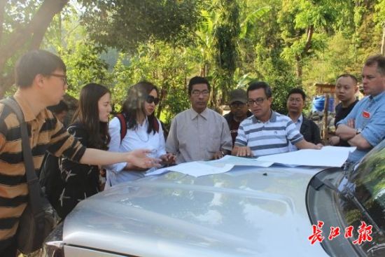 在尼泊爾，武漢市土地利用和城市空間規(guī)劃研究中心設(shè)計(jì)團(tuán)隊(duì)現(xiàn)場(chǎng)踏勘。(武漢市土地利用和城市空間規(guī)劃研究中心 供圖)