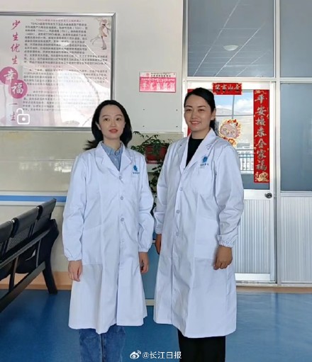 “有醫(yī)生嗎？有人暈倒了！”武漢協(xié)和醫(yī)院援藏醫(yī)療隊員聽到呼救就沖了上去