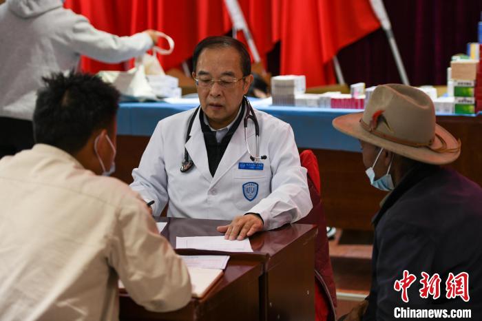 北京大學(xué)人民醫(yī)院心臟中心副主任、博士生導(dǎo)師王偉民為農(nóng)牧民問診?！〗w波 攝