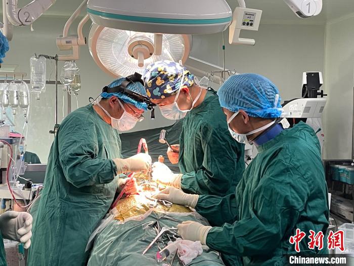 圖為在北京援藏醫(yī)療隊專家指導下，多項新技術使用到脊柱疾病的手術中。(資料圖) 拉薩市人民醫(yī)院脊柱外科供圖