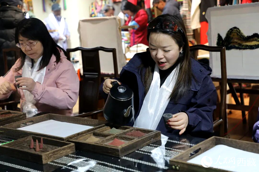 游客在“雅礱里”文化藝術(shù)街區(qū)非遺展館體驗制作藏香。在工作人員的指導(dǎo)下，游客親手揉搓香泥、壓制成型，感受藏族傳統(tǒng)非遺技藝的魅力。人民網(wǎng)記者 吳雨仁攝