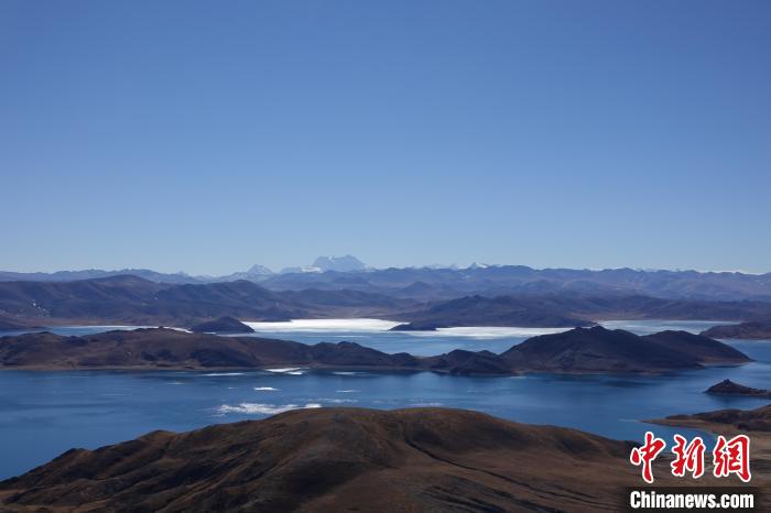 圖為從海拔約5000米的魯日拉觀景臺(tái)俯瞰羊湖?！∪轿木?攝