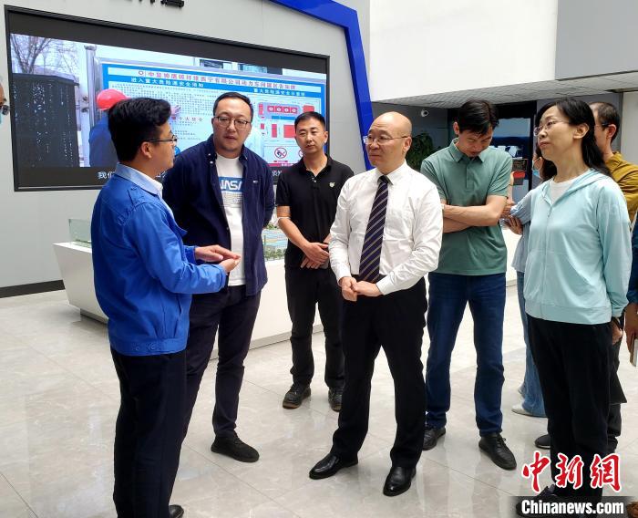 圖為全國政協(xié)委員、農(nóng)工黨青海省委主委王昆(中)在企業(yè)調(diào)研?！」鶟M福 供圖