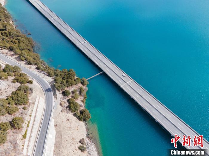 圖為西藏林拉高等級公路多布湖段風光?！〗w波 攝