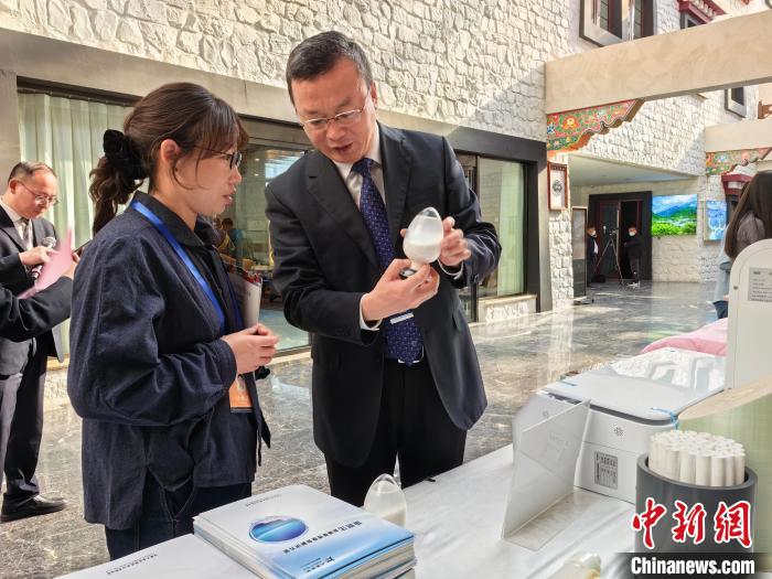 圖為簽約企業(yè)現(xiàn)場(chǎng)推介自己的產(chǎn)品?！≮w延 攝