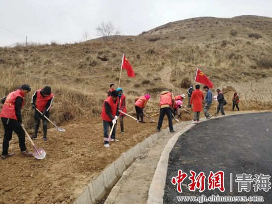 圖為尖扎干部職工生態(tài)建設(shè)和環(huán)境保護現(xiàn)場。尖宣 供圖