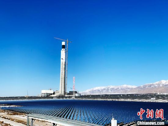圖為地處柴達(dá)木盆地的光伏電站?！O?！z