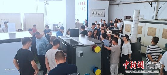 圖為行業(yè)內(nèi)人員進行項目參觀。 活動主辦方供圖