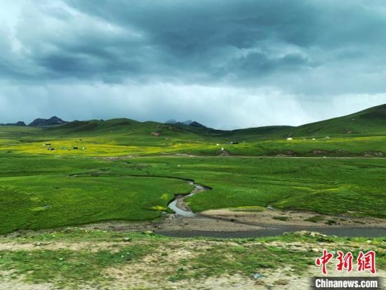 自2005年啟動三江源生態(tài)保護(hù)和建設(shè)工程以來，果洛州共治理黑土灘315.11萬畝，使果洛州生態(tài)環(huán)境15年來得到明顯好轉(zhuǎn)?！O睿 攝