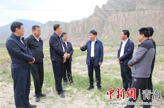 圖為黃南州有關領導現(xiàn)場踏勘、督導生態(tài)環(huán)保責任落實情況現(xiàn)場。黃宣攝