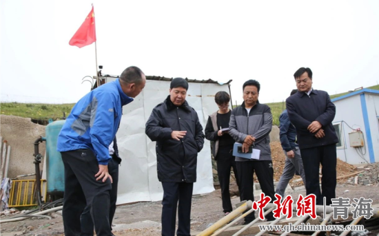 圖為黃南州有關領導現(xiàn)場踏勘、督導生態(tài)環(huán)保責任落實情況現(xiàn)場。黃宣攝