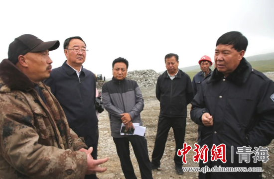 圖為黃南州有關領導現(xiàn)場踏勘、督導生態(tài)環(huán)保責任落實情況現(xiàn)場。黃宣攝