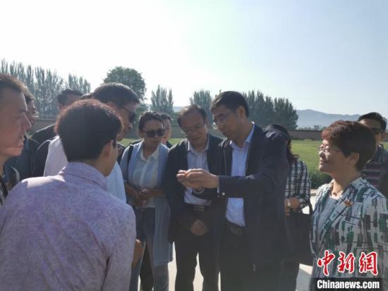 圖為杜德志在基層調(diào)研。受訪者供圖