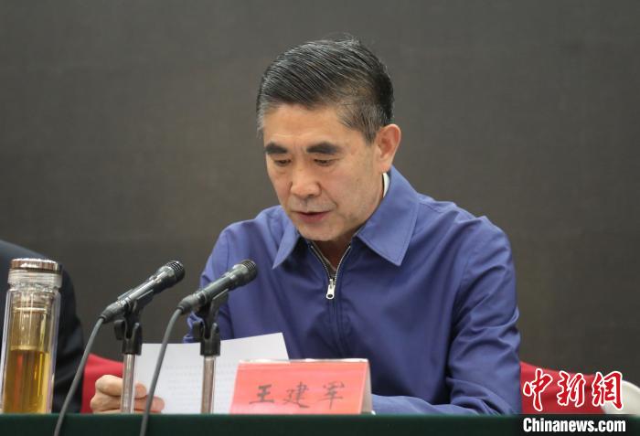 圖為青海省委書記王建軍出席會議并作講話?！?zhí)砀?攝