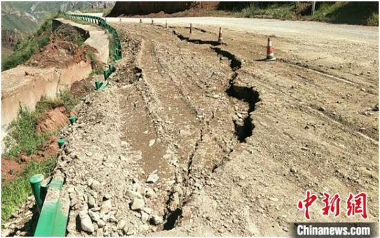 圖為發(fā)生路基下沉滑移險(xiǎn)情的路段。果洛公路總段供圖