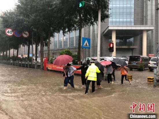  8月28日，青海省東部出現(xiàn)強降水天氣過程，其中西寧地區(qū)出現(xiàn)入汛以來雨量最大、強度最大的強降水過程。西寧交警供圖