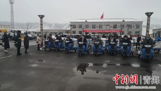 圖為環(huán)衛(wèi)設(shè)施集中發(fā)放儀式現(xiàn)場(chǎng)。甘恩超 攝