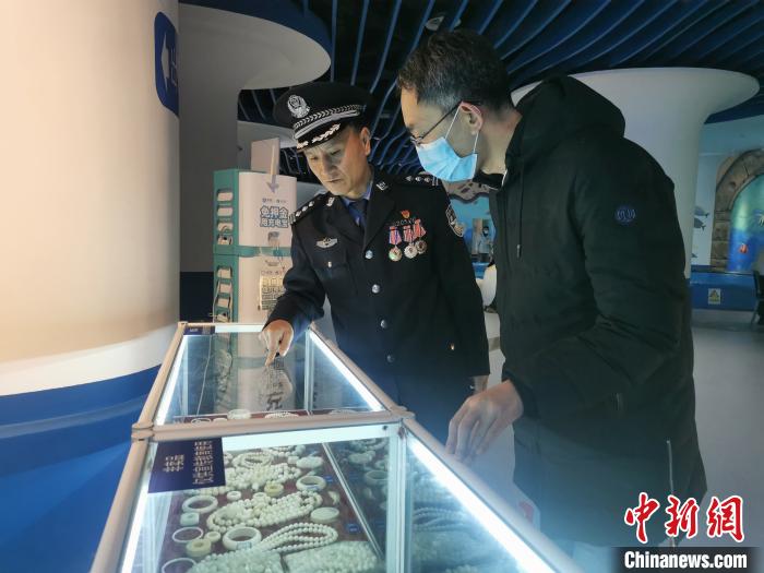 圖為森林警察為游客講解查獲這些象牙制品過程中發(fā)生的真實故事。　文思睿 攝