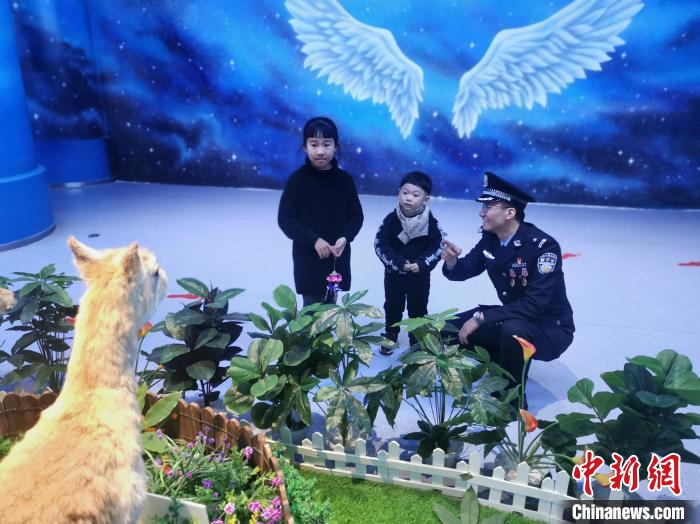 圖為森林警察為小朋友科普野生動物保護知識?！∥乃碱?攝