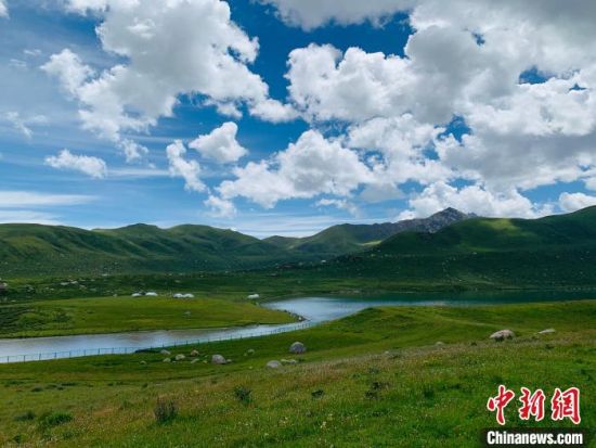 圖為果洛州境內(nèi)的年保玉則。（資料圖）　孫睿　攝