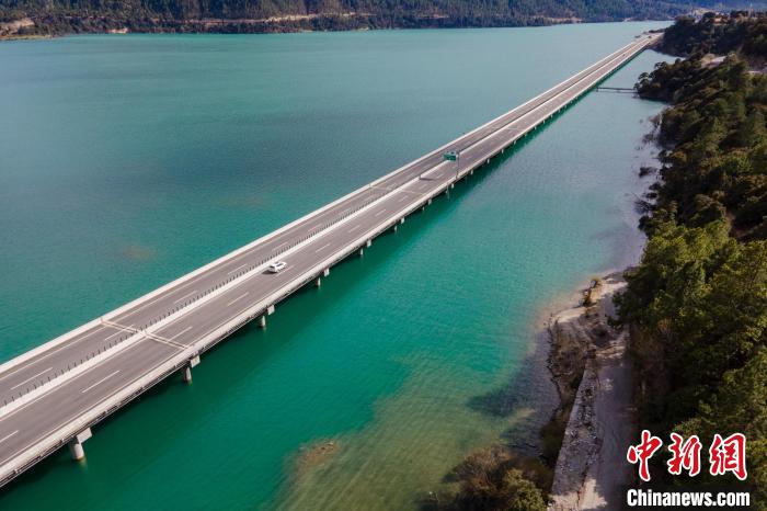 資料圖為西藏拉薩至林芝高等級公路多布湖風光?！〗w波 攝