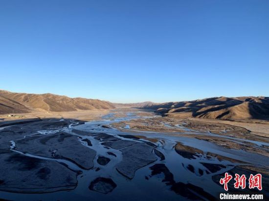 圖為三江源腹地，黃河流經(jīng)達日縣。（資料圖） 孫睿 攝 　　
