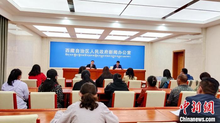 圖為西藏阿里地區(qū)在拉薩召開新聞發(fā)布會，發(fā)布西藏和平解放70年來阿里地區(qū)經(jīng)濟(jì)社會發(fā)展成就?！∝暽＠?攝