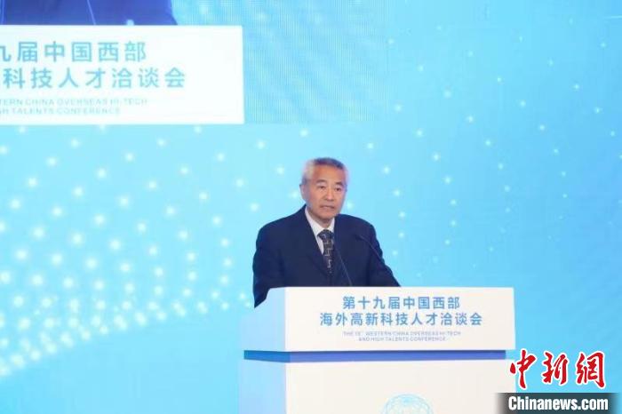 全國政協(xié)副主席、九三學(xué)社中央常務(wù)副主席邵鴻出席論壇并致辭?！∷拇ㄊ∥y(tǒng)戰(zhàn)部供圖