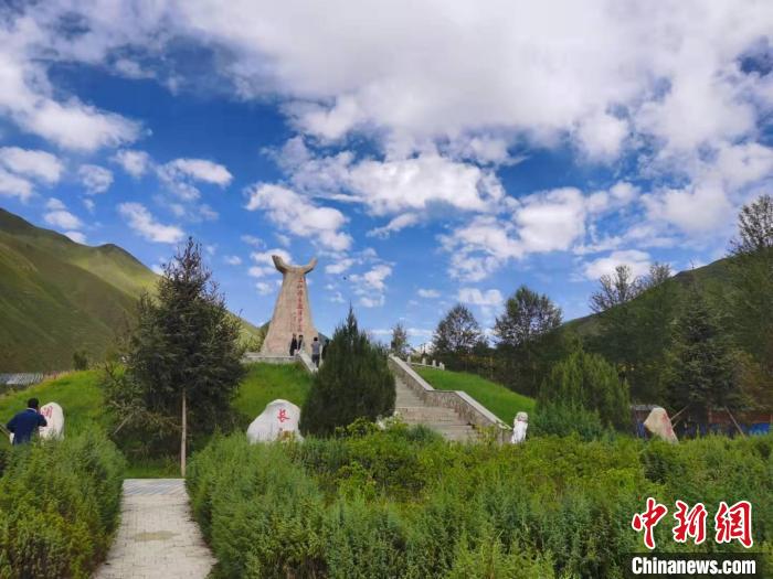圖為三江源自然保護(hù)區(qū)紀(jì)念碑?！∏嗪Ｊ∥幕吐糜螐d供圖
