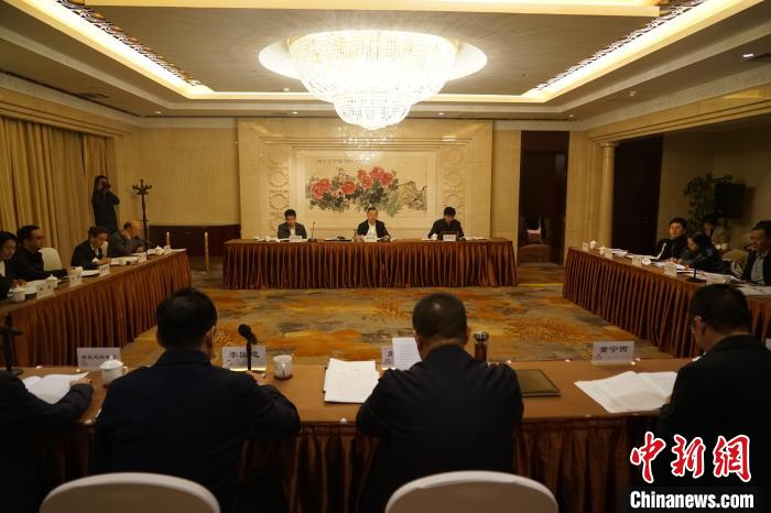 圖為座談會現(xiàn)場?！∨擞隄?攝